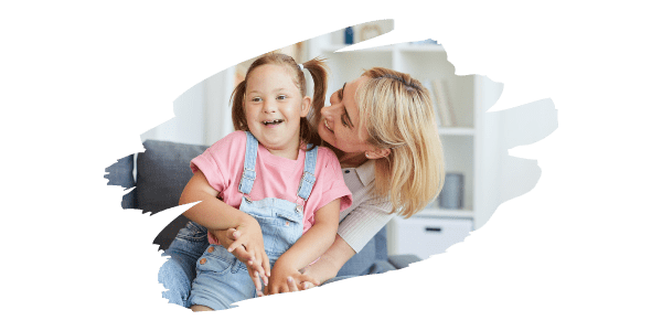 Fille qui joue avec sa maman